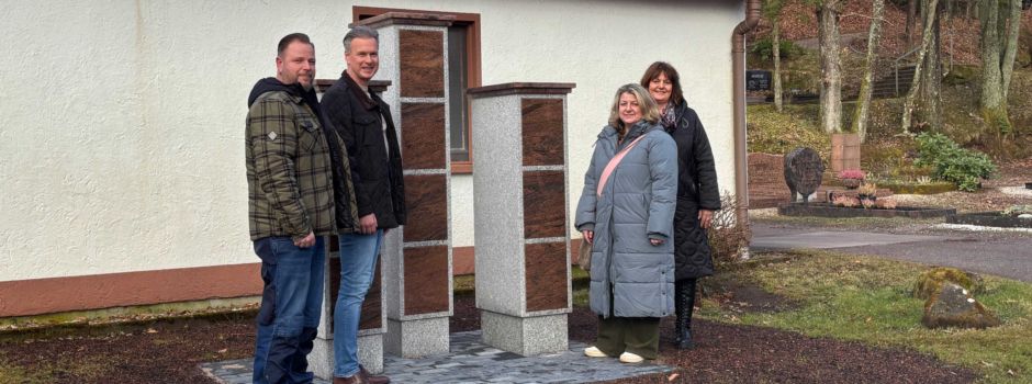 Neuer Urnenstelenhain auf dem Friedhof