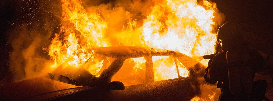 Schwere Brandstiftung bei Koblenz: Unbekannte zünden Auto an