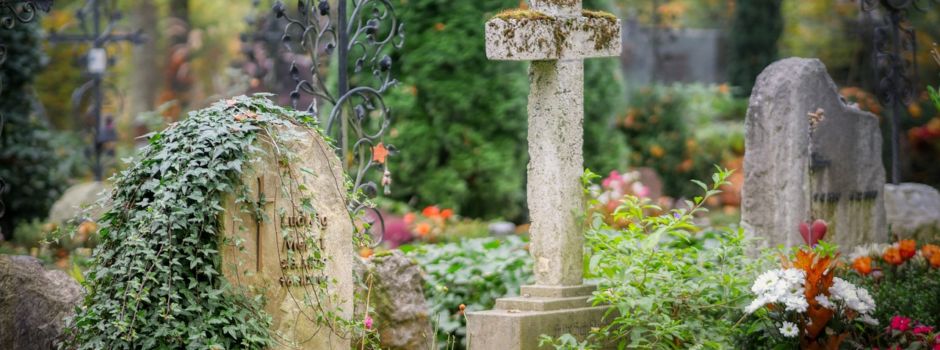 Urnenwiesengräber bitte freiräumen!