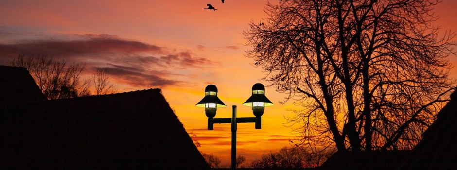 Straßenlampen leuchten wieder durch