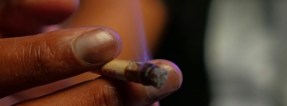 Mit Messer bedroht: Mann in Mainz beim Joint-Drehen überfallen