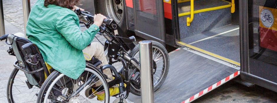 Sicher und selbstbewusst unterwegs: Mobilitätstraining für Seniorinnen und Senioren