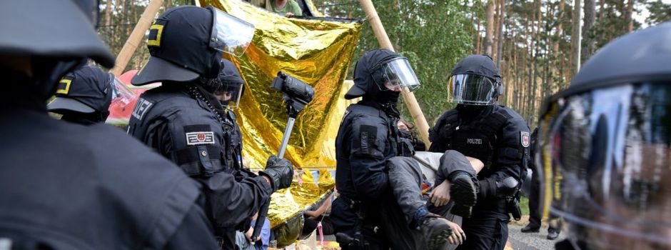 Protest gegen Tesla: Polizei schützt Fabrik mit Großaufgebot