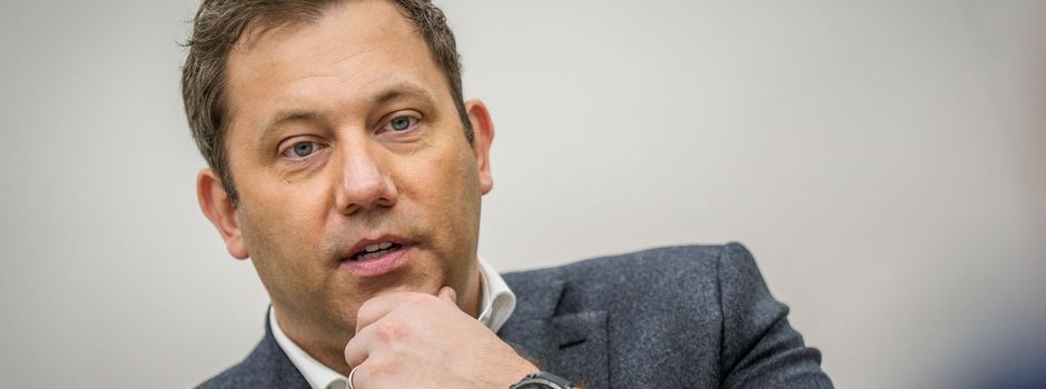 Vizekanzler in China – der diplomatische Drahtseilakt