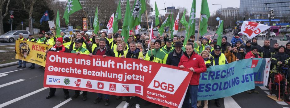 Beamte blockieren Friedrich-Ebert-Allee in Wiesbaden