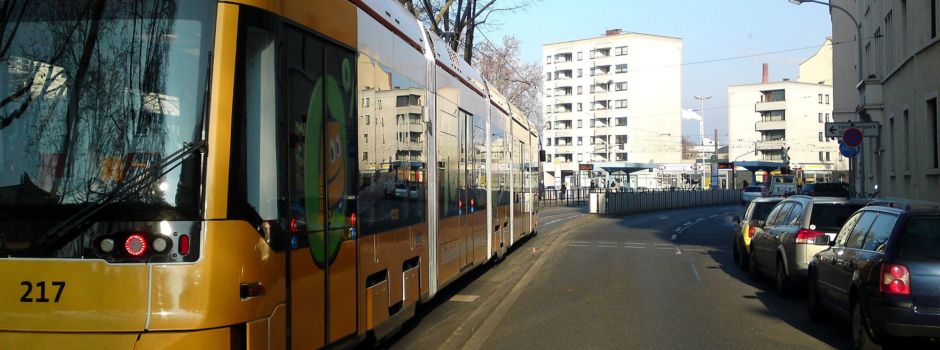 Unfall am Mainzer Bismarckplatz: Auto fährt in Straßenbahn