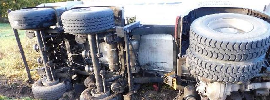 Sattelzug kippt auf die Seite