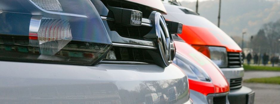 Betrunkener Autofahrer (22) kracht in Laterne und überschlägt sich