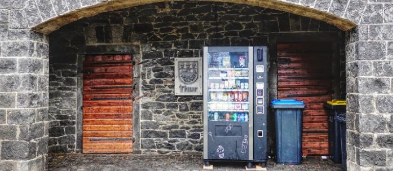 Der neue “Herr Anton-Automat” auf dem Dorfplatz Thür