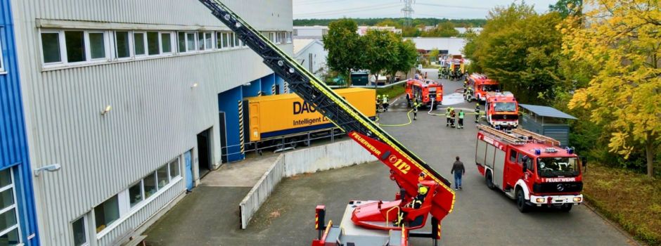 Feuerwehr probt den Ernstfall bei Steinel: Großübung mit mehreren Einsatzabschnitten (mit Video)