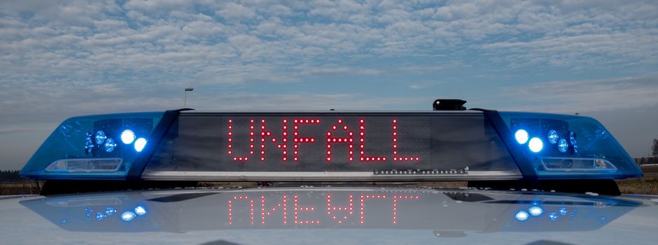 Silotank kippt auf L 171 in Seitenraum – Gülle läuft aus