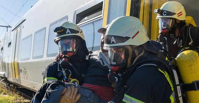 Großübung am Bahnhof: Einsatzkräfte proben den Ernstfall am brennenden Zug in Nierstein