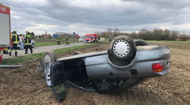 Schwerverletzte Autofahrerin nach doppeltem Überschlag auf der Rheinstraße zwischen Eich und Eicher See