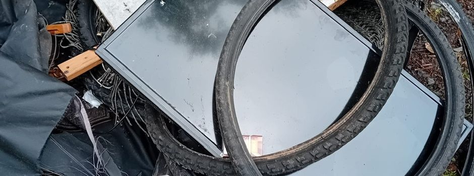Müll am Glascontainer