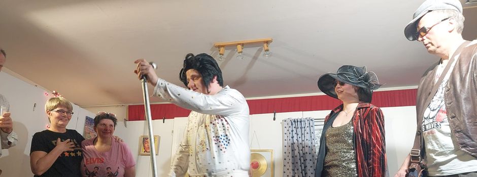 "De Sommerländer Theaterspeelers" haben Elvis auferstehen lassen