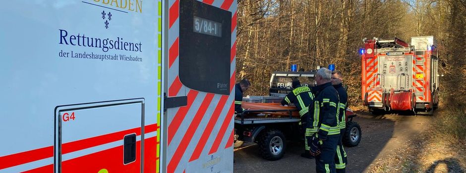 Feuerwehr rettet verletzte Frau aus Wald in Wiesbaden