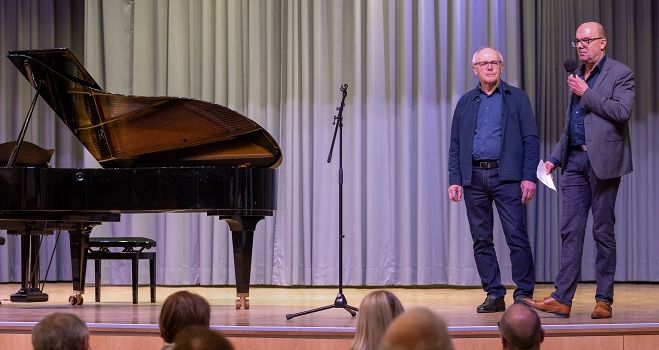 Musikalische Leidenschaft und Engagement - Beim Frühlingskonzert der Musikschule erklingt der neue Bechstein Flügel