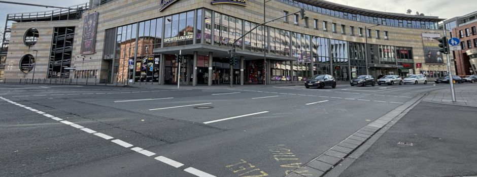 Streit in Mainz eskaliert: Autofahrer klemmt Radfahrer mit Tür ein