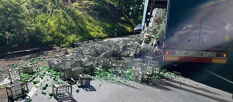 Hunderte Wasserkisten auf Straße: Verkehrschaos am Laacher See