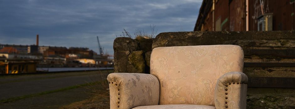 Hier ein Aufruf zum Rückstellen dieser Möbeln bei schlechtem Wetter