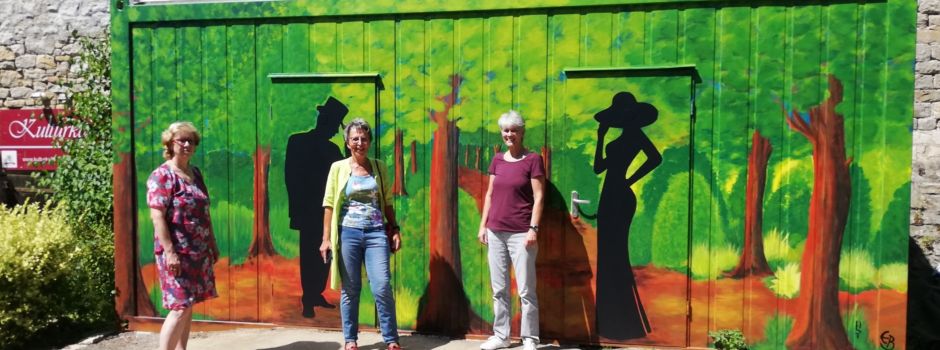 WC mit Stil: Künstlerinnen gestalten Container am Kulturkeller in Oppenheim