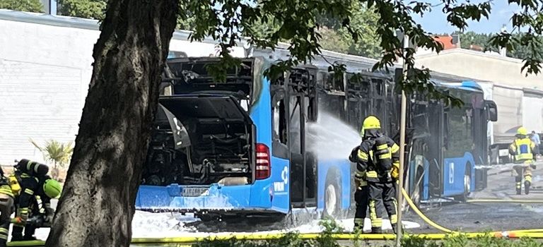 Linienbus in Worms brennt komplett aus