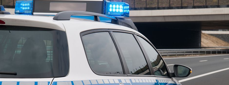 Schwertransport mit Überhöhe kollidiert auf Autobahn 7 mit Brücke