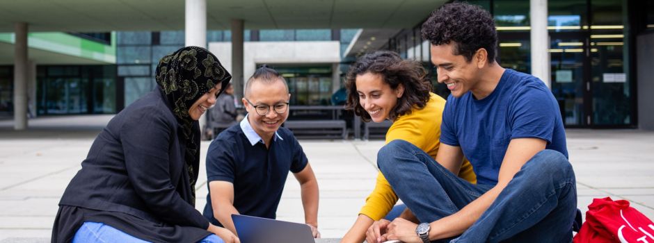 Durchstarten statt Büffeln? Mit einer Ausbildung an der Uni!