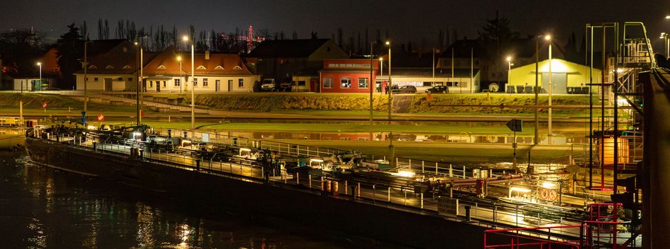Langes Schiff steckt in Schleuse Kostheim fest