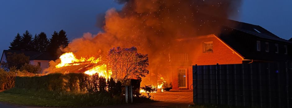 Feuerwehr verhindert Brandausbreitung auf Wohnhaus in Walsroder Straße