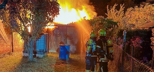 Vollbrand in Oppenheim: Feuerwehr rettet dritte Gartenhütte vor den Flammen