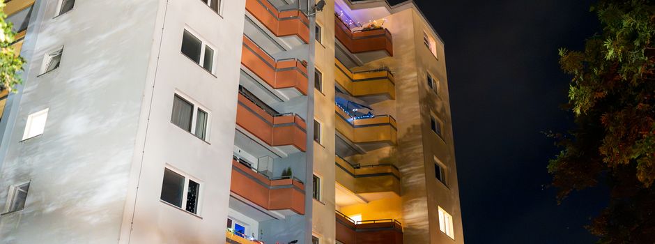 Mann greift Frau an und springt aus dem Fenster – auch Kind verletzt