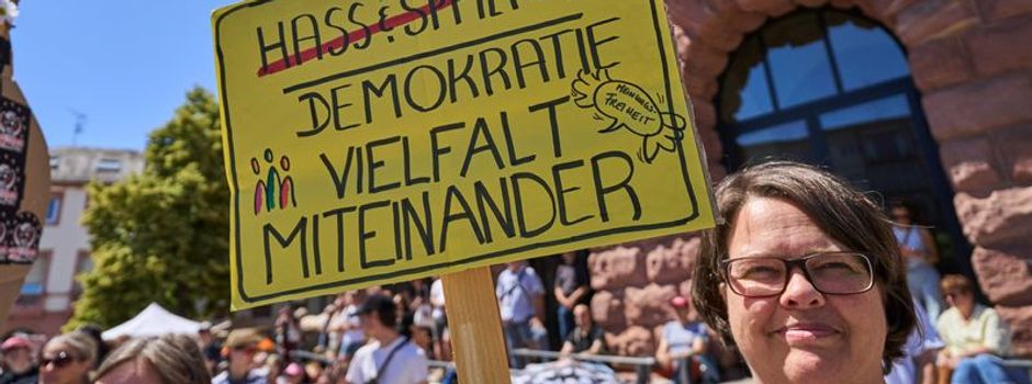 Hunderte fordern Überprüfung rechtsextremer Parteien