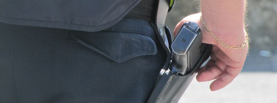 Mann will Wiesbadener Polizistin Waffe entreißen