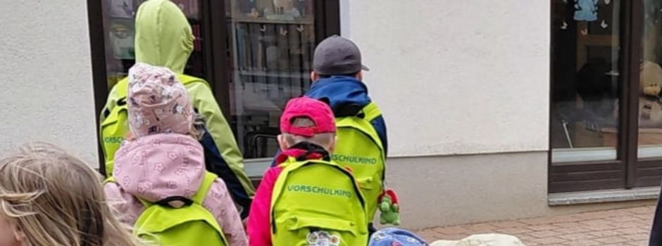 "Soooo viele Bücher!" - Besuch in der Bibliothek