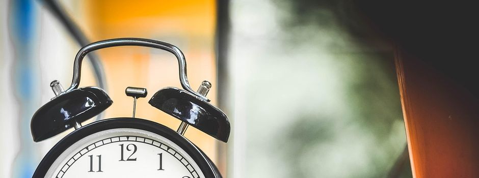 Wird die Uhr vor- oder zurückgestellt?