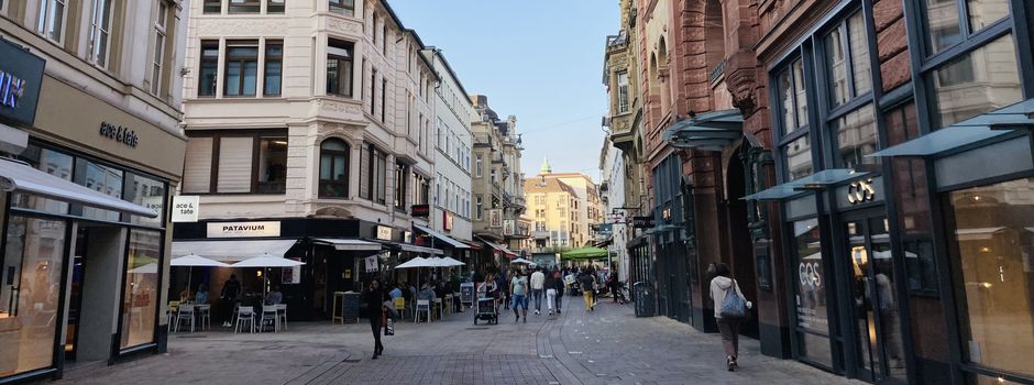 Mann belästigt in Wiesbaden Frauen und liefert sich Schlägerei mit Helfern