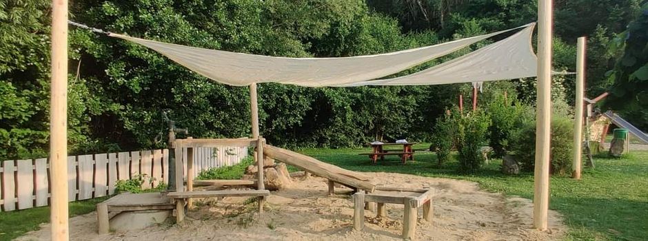 Neue Sonnensegel über Wasserspielplatz