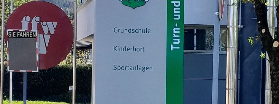 Neuer Pylon an der Turn- und Festhalle