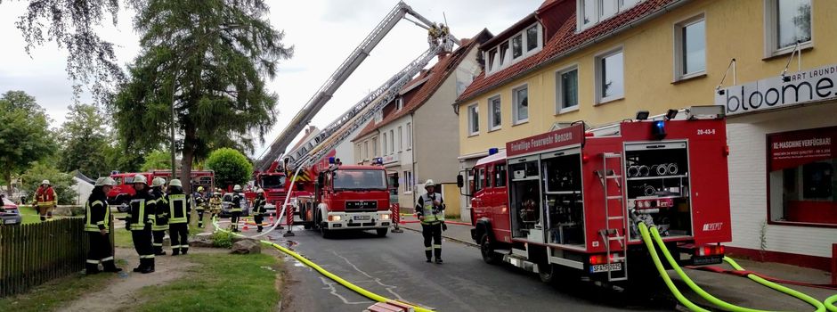 Wohnung bei Feuer zerstört – rund 100 Einsatzkräfte vor Ort