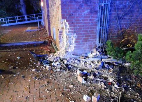 25-Jähriger prallt in Munster mit Pkw gegen Hauswand